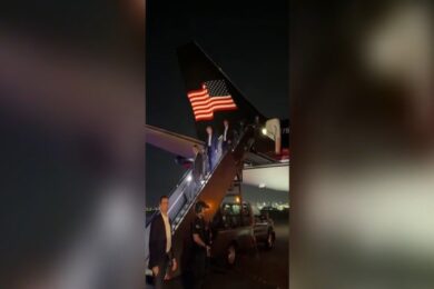 La discesa di Trump dall’aereo dopo l’attentato: “Forte e resiliente”