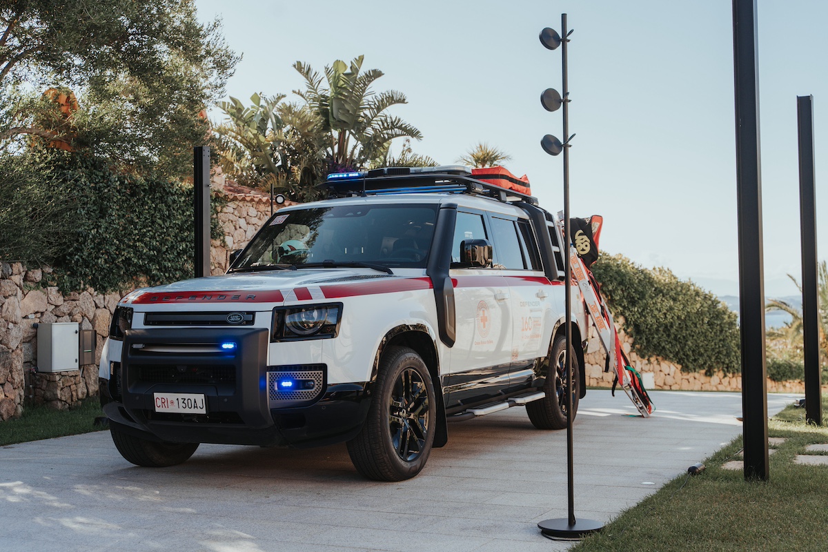 Land Rover e Croce Rossa Italiana, 70 anni insieme al servizio della comunità Land Rover e Croce Rossa Italiana, 70 anni insieme al servizio della comunità