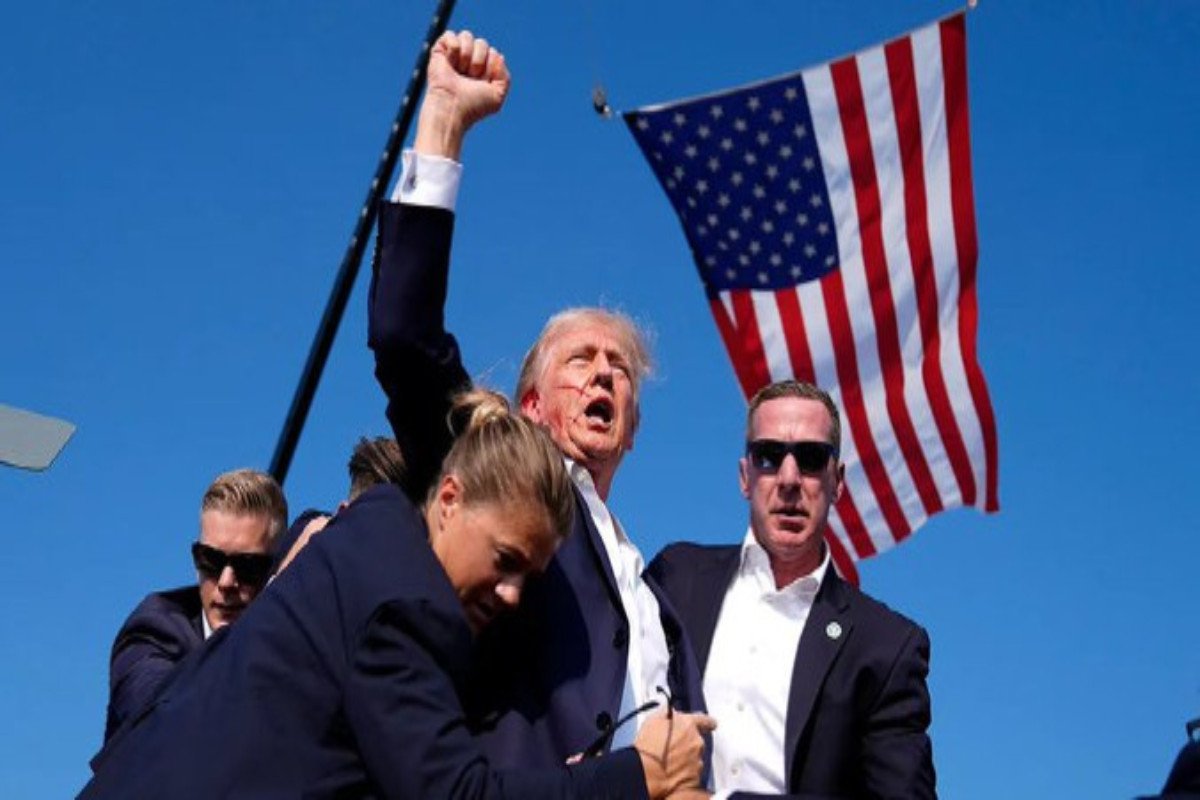 Trump-Berlusconi, stessa reazione dopo il ferimento. Molte le similitudini Trump-Berlusconi, stessa reazione dopo il ferimento. Molte le similitudini