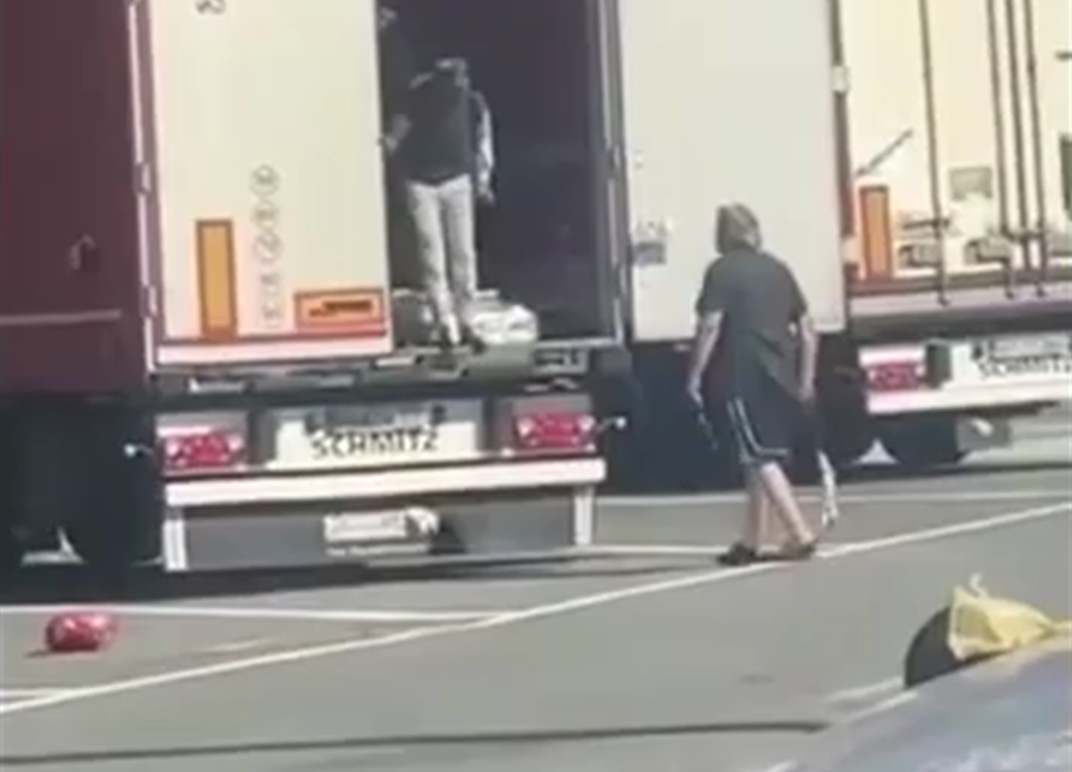 Ventimiglia, camionista frusta migranti per farle scendere dal tir: il VIDEO Ventimiglia, camionista frusta migranti per farle scendere dal tir: il VIDEO