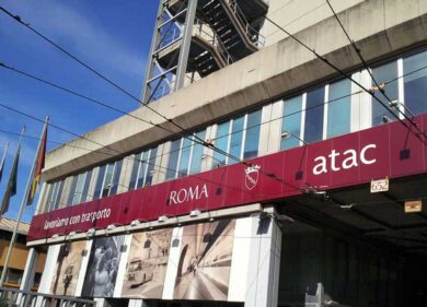 Atac, la porta del bus è rotta: l’autista la apre a mano FOTO e VIDEO