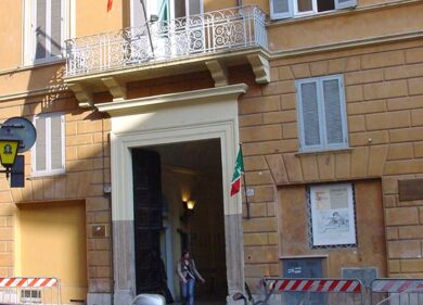 Via dell’Umiltà, 36: una volta Forza Italia, ora un hotel e si mangia pesce