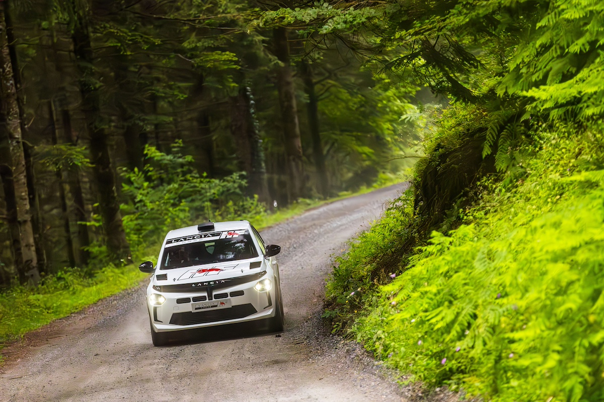 Miki Biasion prova la nuova Lancia Ypsilon Rally 4 HF Miki Biasion prova la nuova Lancia Ypsilon Rally 4 HF