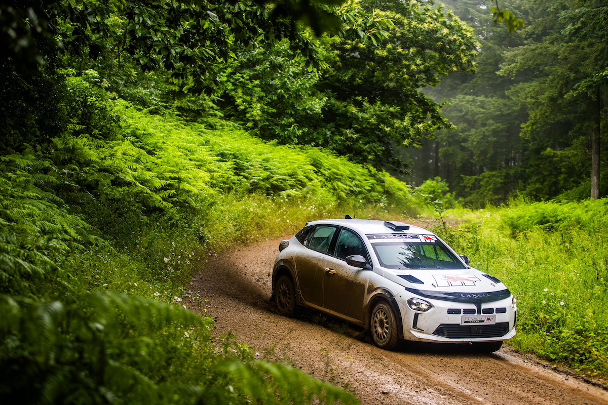 Miki Biasion prova la nuova Lancia Ypsilon Rally 4 HF Miki Biasion prova la nuova Lancia Ypsilon Rally 4 HF