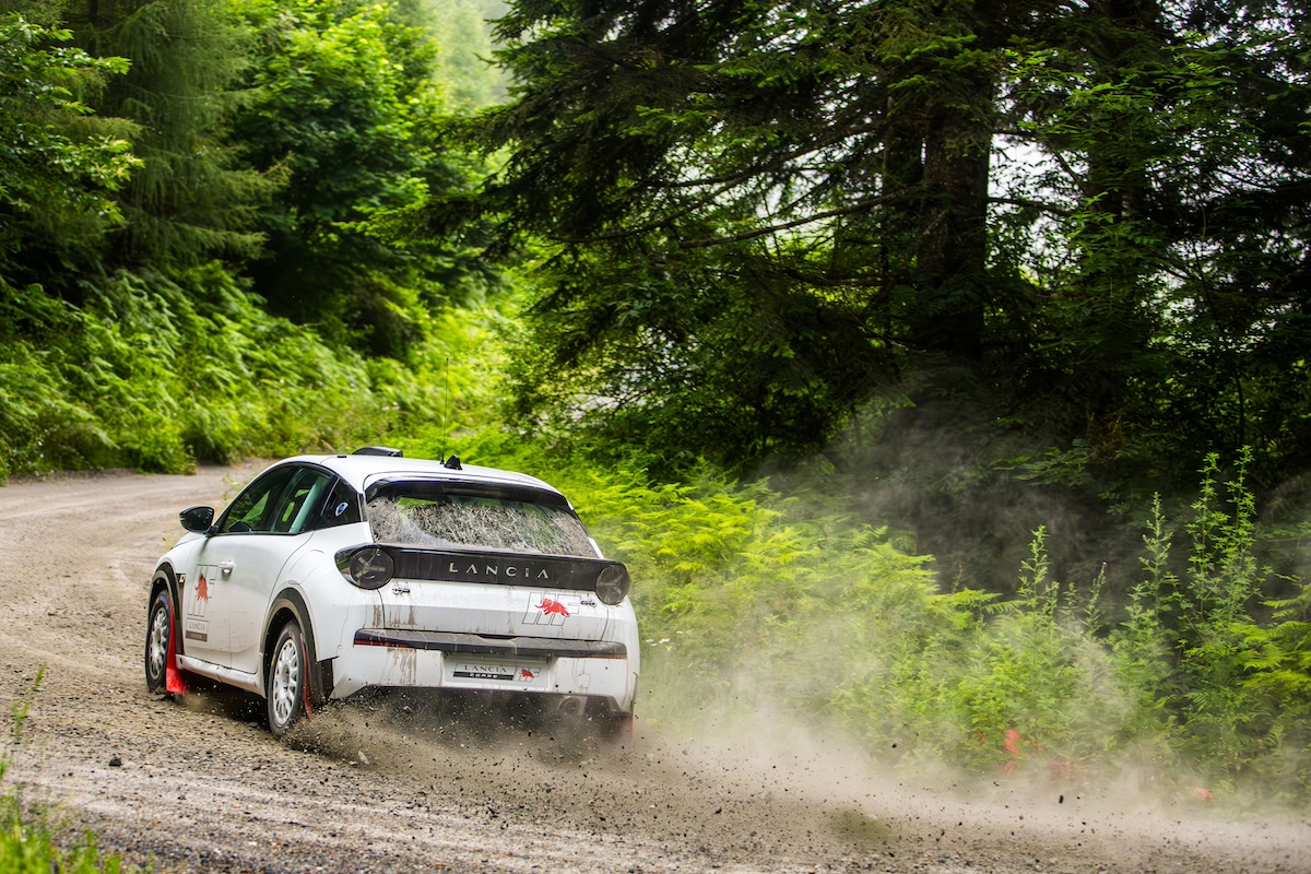 Miki Biasion prova la nuova Lancia Ypsilon Rally 4 HF Miki Biasion prova la nuova Lancia Ypsilon Rally 4 HF