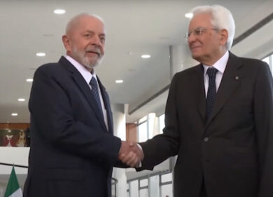 Mattarella e la foto con Lula che posa con il doppio pollice in su