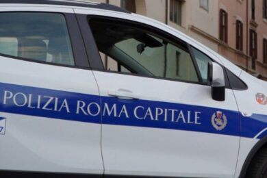 Gli taglia la gola e lo lascia in una pozza di sangue davanti al campo rom