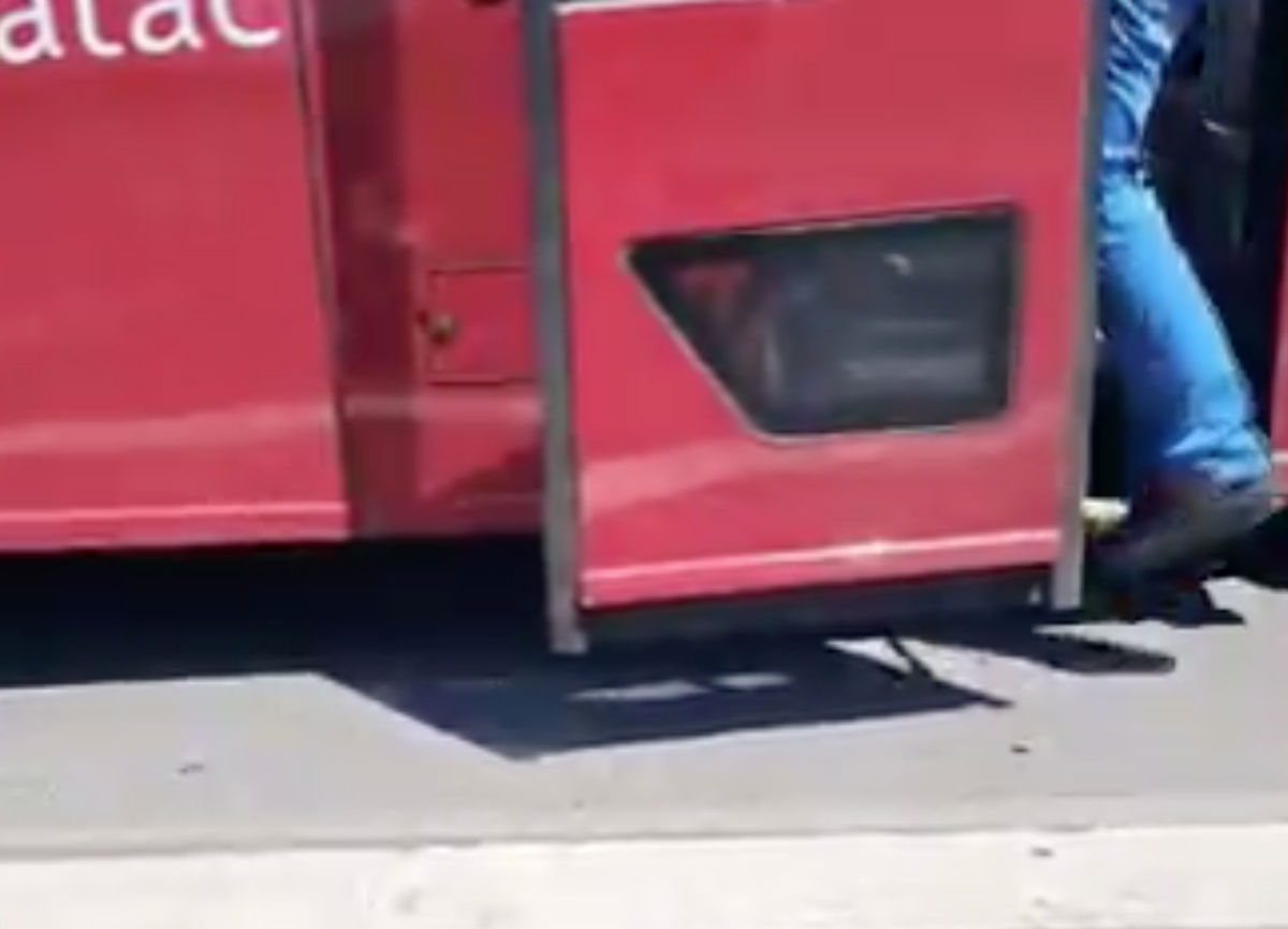 Atac, la porta del bus è rotta: l’autista la apre a mano FOTO e VIDEO Atac, la porta del bus è rotta: l’autista la apre a mano FOTO e VIDEO