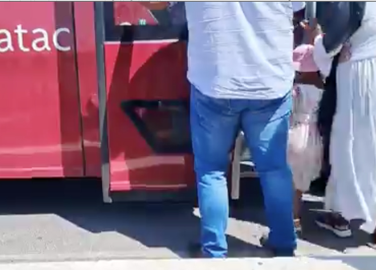 Atac, la porta del bus è rotta: l’autista la apre a mano FOTO e VIDEO Atac, la porta del bus è rotta: l’autista la apre a mano FOTO e VIDEO