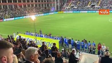 Politici abbracciati alla Partita del Cuore, ecco l’inno di Mameli cantato da Al Bano