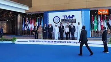 Meloni in Libia, la foto di famiglia per il Trans-Mediterranean Migration Forum a Tripoli