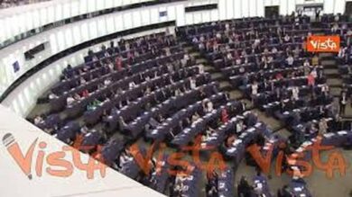 Standing ovation per von der Leyen da eurodeputati “centristi”, destra e sinistra non applaudono