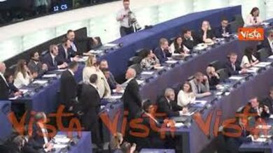 Eurodeputata estrema destra romena urla con museruola durante discorso von der Leyen in Aula