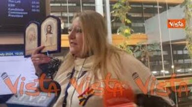 La protesta dell’eurodeputata romena fuori dall’Aula con la museruola e l’icona ortodossa