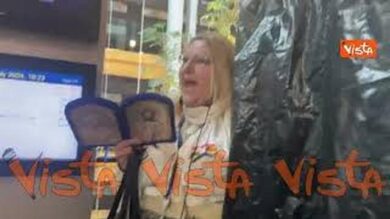 Eurodeputata espulsa da aula mostra sacco nero: Qui hanno messo migliaia romeni con scusa del Covid