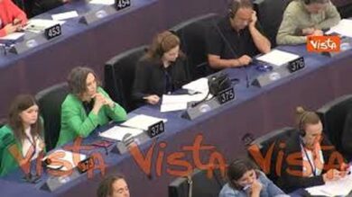 Ilaria Salis prende appunti durante discorso von der Leyen all’Eurocamera