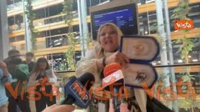 Eurodeputata romena espulsa dall’aula mostra icona ortodossa: “Dov’è Dio in questo Palazzo?”