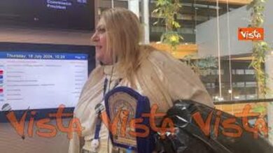 Abito tradizionale, museruola e icona ortodossa, ecco la protesta dell’eurodeputata romena Sosoaca