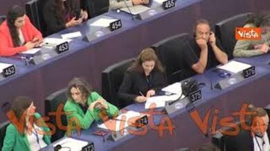 Ilaria Salis all’Eurocamera seduta tra Cecilia Strada e Mimmo Lucano, sotto di lei Carola Rakete