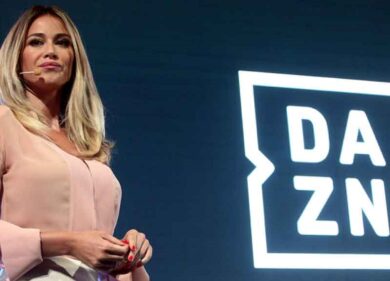Dazn aumenta prezzi e ricavi ma manda a casa 11 giornalisti: in campo ne basta 1