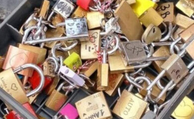 Lucchetti dell’amore, rimossi 700 chili di “sigilli” a Fontana di Trevi