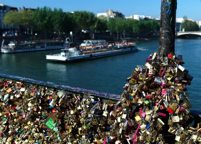 Lucchetti dell’amore, rimossi 700 chili di “sigilli” a Fontana di Trevi