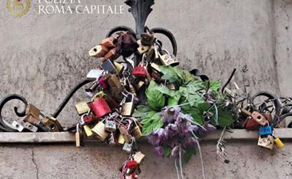 Lucchetti dell’amore, rimossi 700 chili di “sigilli” a Fontana di Trevi