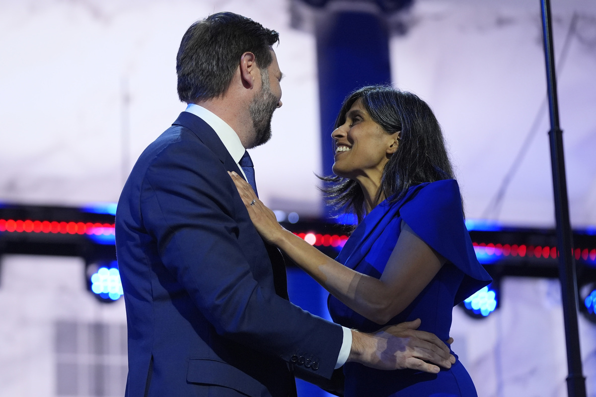 Chi è Usha Chilukuri, la moglie del candidato vicepresidente di Trump J.D. Vance Chi è Usha Chilukuri, la moglie del candidato vicepresidente di Trump J.D. Vance