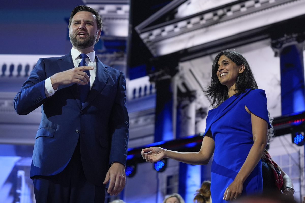 Chi è Usha Chilukuri, la moglie del candidato vicepresidente di Trump J.D. Vance Chi è Usha Chilukuri, la moglie del candidato vicepresidente di Trump J.D. Vance