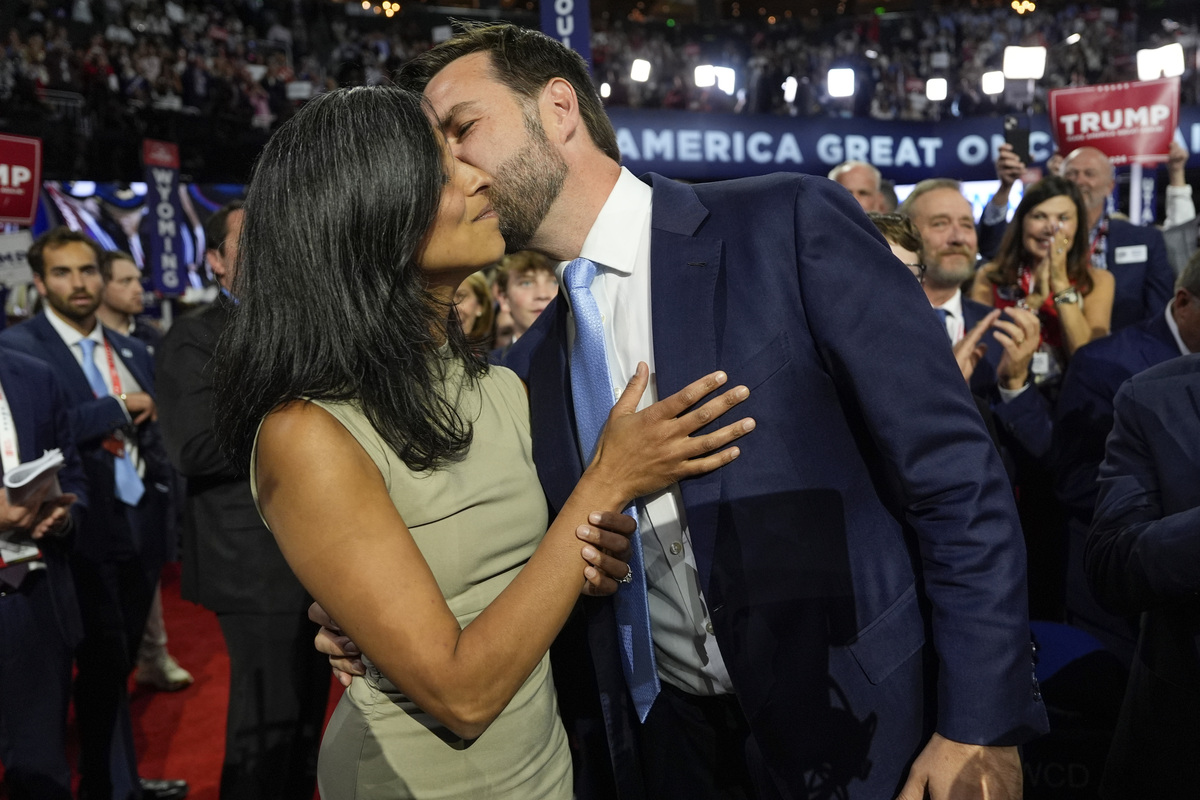 Chi è Usha Chilukuri, la moglie del candidato vicepresidente di Trump J.D. Vance Chi è Usha Chilukuri, la moglie del candidato vicepresidente di Trump J.D. Vance