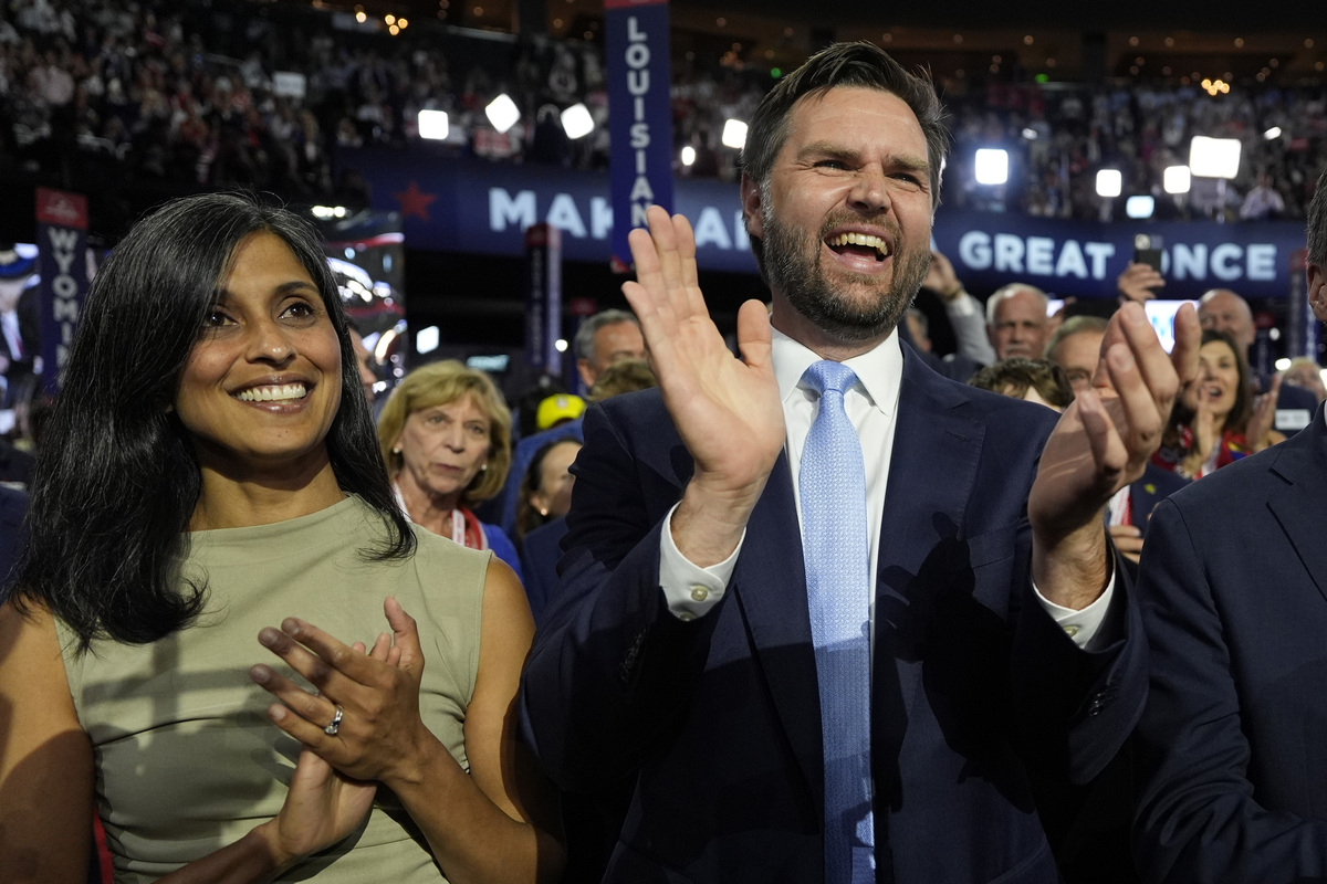 Chi è Usha Chilukuri, la moglie del candidato vicepresidente di Trump J.D. Vance Chi è Usha Chilukuri, la moglie del candidato vicepresidente di Trump J.D. Vance