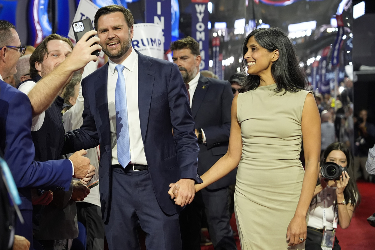 Chi è Usha Chilukuri, la moglie del candidato vicepresidente di Trump J.D. Vance Chi è Usha Chilukuri, la moglie del candidato vicepresidente di Trump J.D. Vance