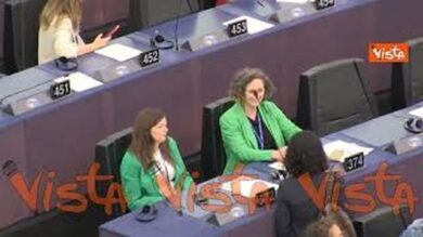Cecilia Strada saluta una collega durante l’attesa del voto su von der Leyen in Aula