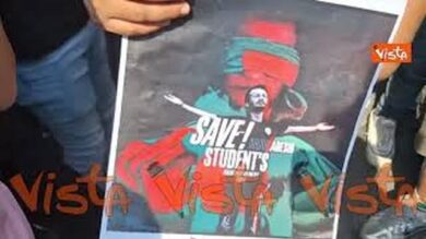Il sit-in della comunità belgalese contro le violenze su studenti in Bangladesh al Duomo di Milano