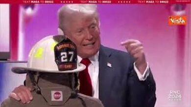 Trump bacia l’elmetto di Corey Comperatore, l’omaggio a Vigile fuoco ucciso al comizio da uno sparo