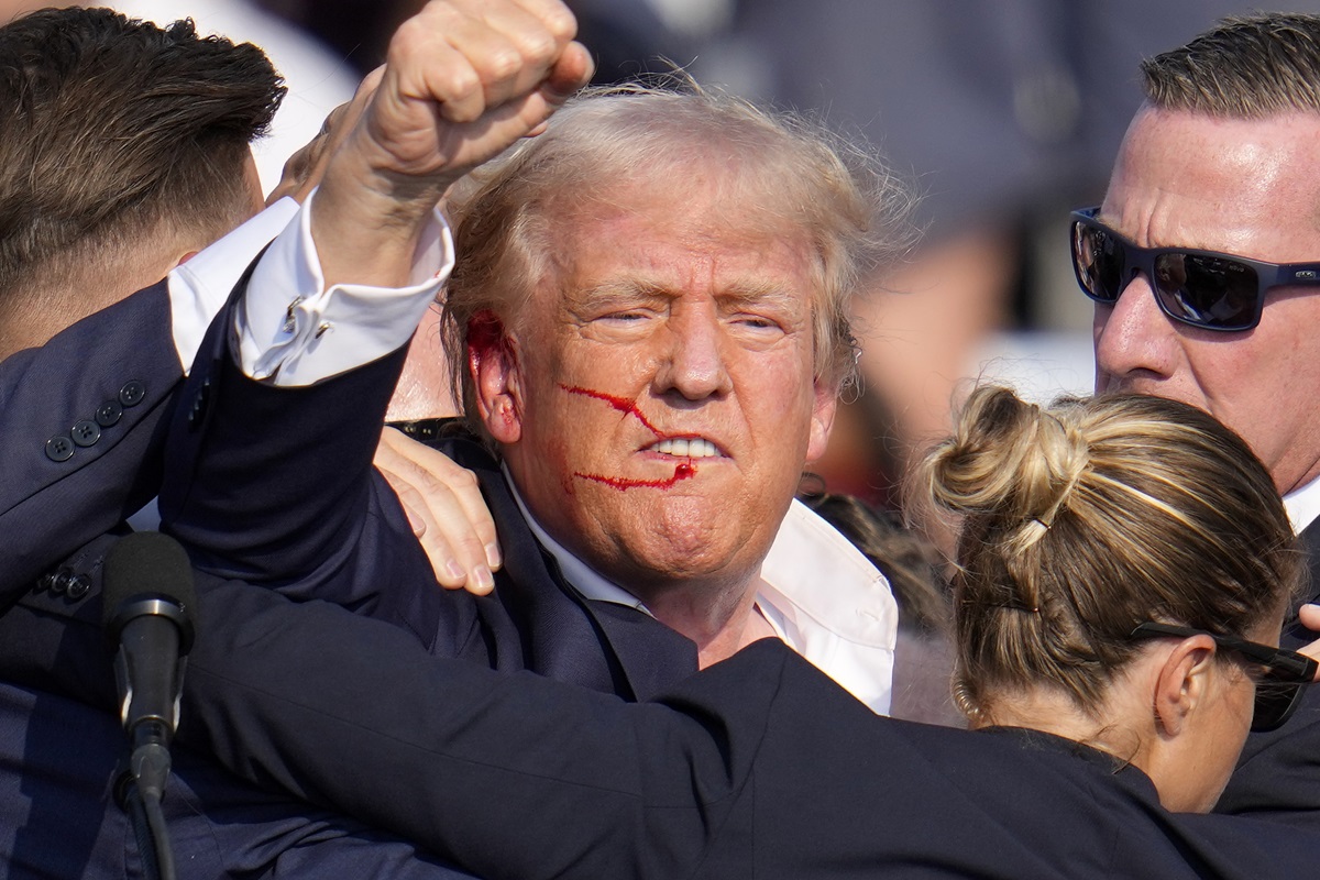 Trump: “Mi basta un colpo di telefono per fermare le guerre”. Melania lo bacia Trump: “Mi basta un colpo di telefono per fermare le guerre”. Melania lo bacia