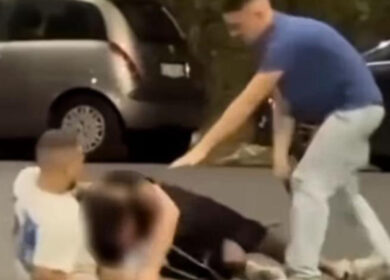 Coppia gay, la denuncia choc: “Noi, presi a calci e cinghiate da un branco di bulli”