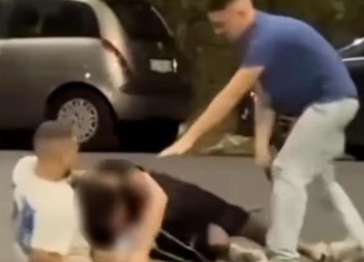 Coppia gay, la denuncia choc: “Noi, presi a calci e cinghiate da un branco di bulli” Coppia gay, la denuncia choc: “Noi, presi a calci e cinghiate da un branco di bulli”
