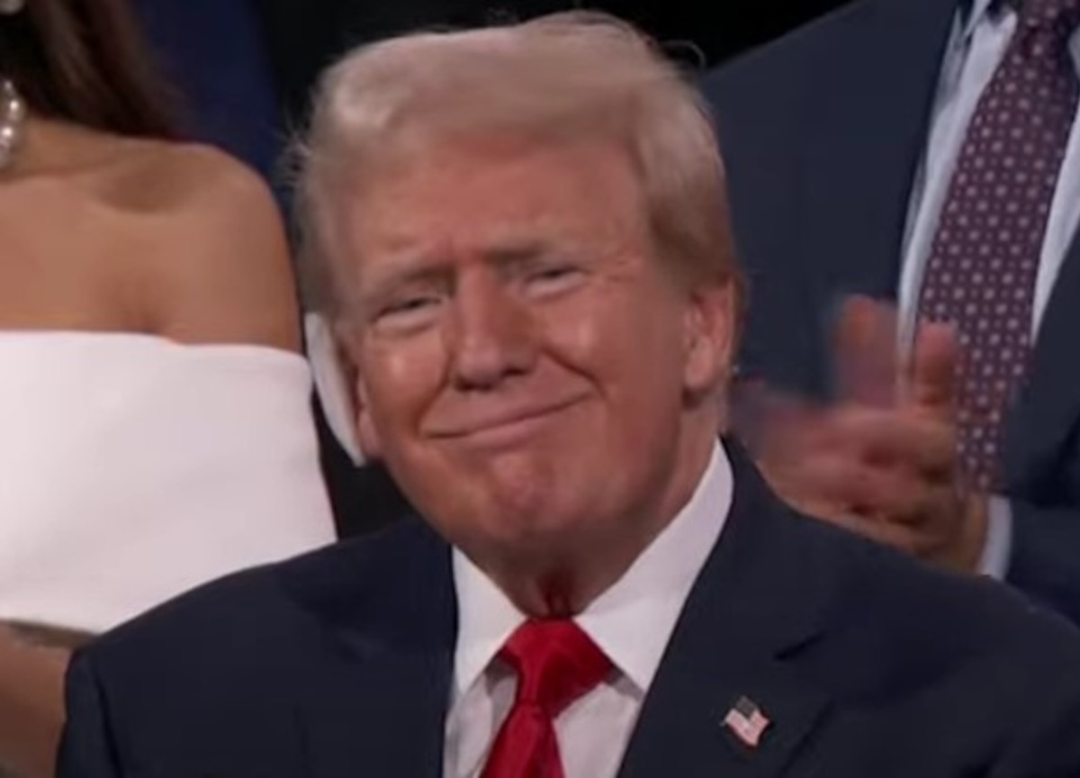 Trump: “Mi basta un colpo di telefono per fermare le guerre”. Melania lo bacia Trump: “Mi basta un colpo di telefono per fermare le guerre”. Melania lo bacia