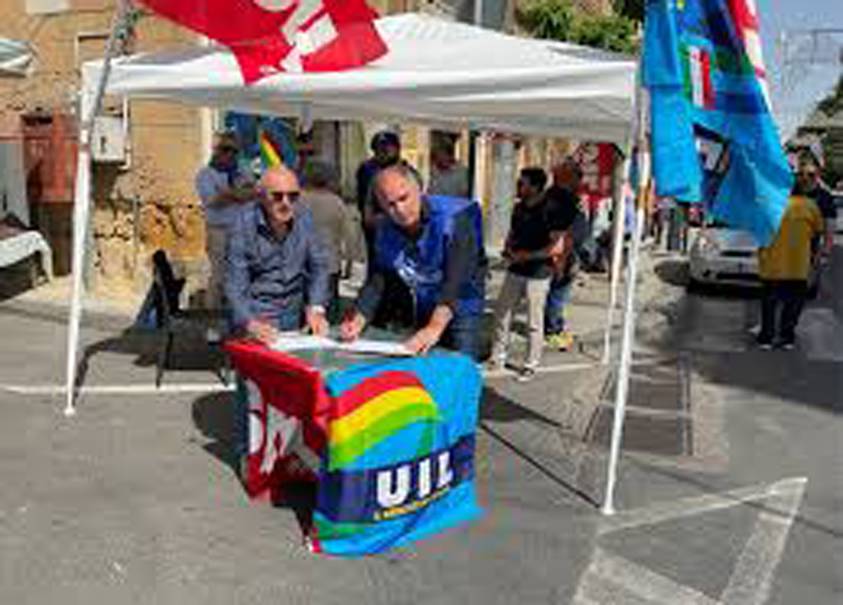 Referendum sull’Autonomia, parte da piazza Gimma la raccolta firme della Uil Referendum sull’Autonomia, parte da piazza Gimma la raccolta firme della Uil