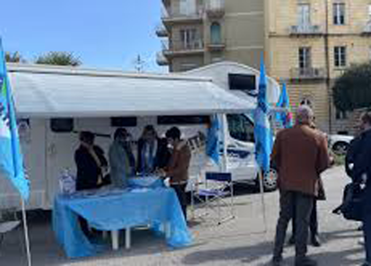 Referendum sull’Autonomia, parte da piazza Gimma la raccolta firme della Uil Referendum sull’Autonomia, parte da piazza Gimma la raccolta firme della Uil