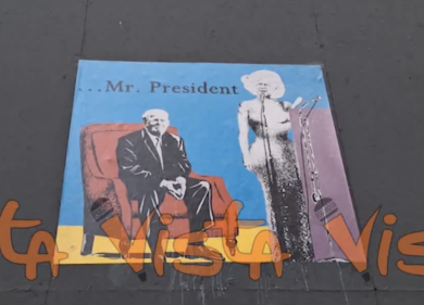 Biden-Marilyn fa gli auguri a “Mr President” Trump, nuovo murale in zona Montenapoleone a Milano