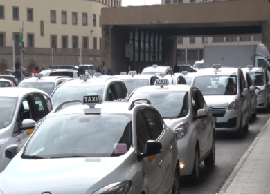 Taxi, la Consulta fa crollare il castello del monopolio: sì a nuove licenze Ncc. Ora palla ai Comuni