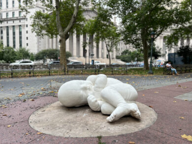 L’artista italiano Jago, Whoopi Goldberg e le autorità di New York svelano la scultura in marmo “Look Down” a Thomas Paine Park