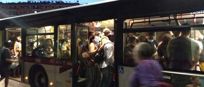 Caldo africano, sui mezzi pubblici come nel Sahara: 39 gradi e umidità alle stelle Caldo africano, sui mezzi pubblici come nel Sahara: 39 gradi e umidità alle stelle