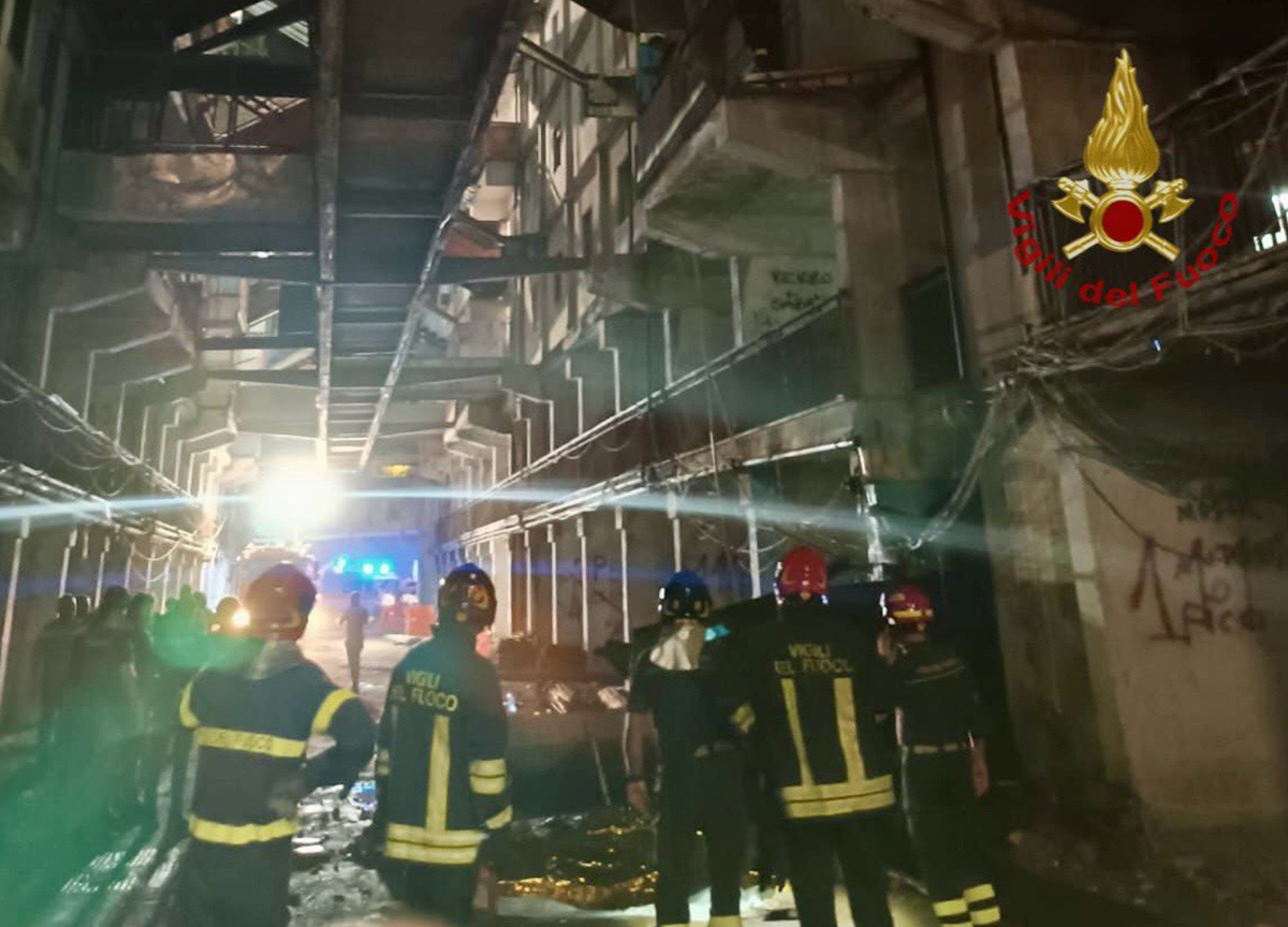 Tragedia a Scampia, crolla un ballatoio della Vela Celeste:  2 morti e 7 bambini tra i tredici feriti- FOTO E VIDEO