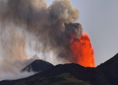 Etna in eruzione, fontane di lava e nube di cenere: sospesi tutti i voli sull’aeroporto di Catania