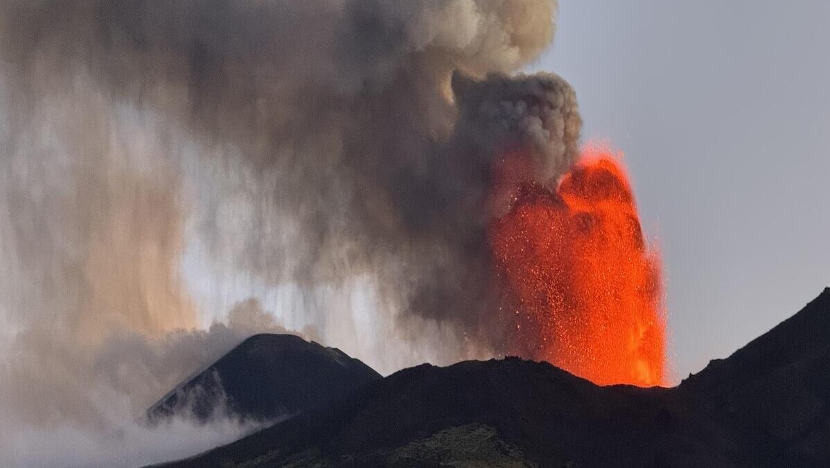 Aeroporto di Catania fermo fino alle 10 di martedì mattina: l’Etna cancella tutti i voli