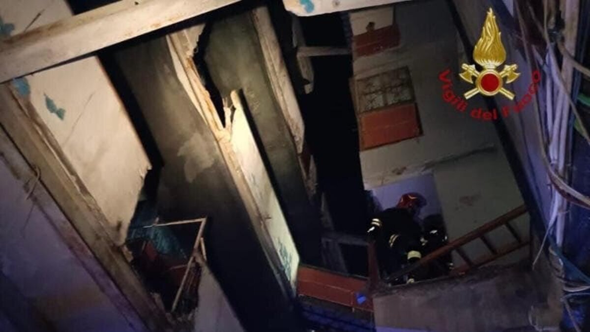 Tragedia a Scampia, crolla un ballatoio della Vela Celeste:  2 morti e 7 bambini tra i tredici feriti- FOTO E VIDEO