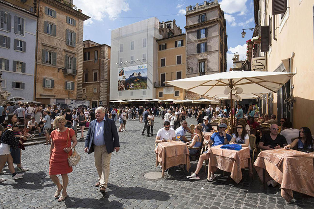 Commercio, tavolini selvaggi in Centro a Roma: scattano le chiusure